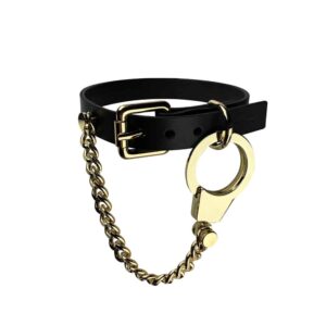 Halskette Handschellen Ketten und Leder der Marke ELF ZHOU LONDON. Die Halskette ist um den Hals des Models gebunden. Der Lederteil der Halskette ist befestigt und die Goldkette, die durch die goldene Handschelle mit der Halskette verbunden ist, hängt herunter.