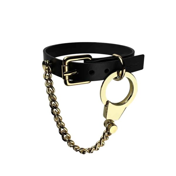 Collar de cuero y cadena de ELF ZHOU LONDON. El collar se ata al cuello del maniquí. La parte de cuero del collar está unida y la cadena de oro unida al collar por el brazalete de oro está colgando.