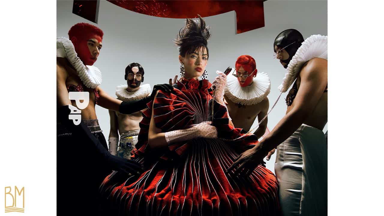 В журнале PAP Magazine 4 мужчины, одетые в черное, красное и белое, расположились вокруг стоящей женщины в красно-черном платье. Мужчина крайний справа носит поводок Upko. Мужчина на другом конце носит Рут Мельбурн Ниппи.