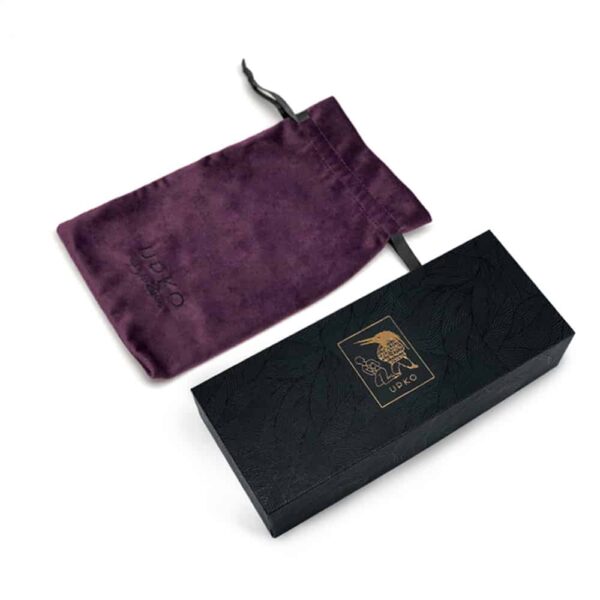 Coffret noir de la marque Upko et pochette en velours violet pour Chocker.