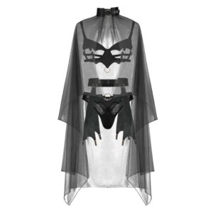 Role Play Costume Bat Lady de la marque BAED STORIES. L’ensemble noir est ornementé d’anneaux dorés sur la cape transparente, le soutien gorge, la culotte et les jarretelles. Le soutien soutien-gorge possède une ouverture au niveau des seins et d’une armature ouverte. La culotte également transparente est dotée d’un gousset opaque assortis aux jarretelles et porte jarretelles.