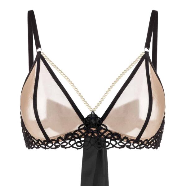 Soutien-gorge transparent coquette de la marque BoundUp. Le devant du soutien est beige et légèrement transparent. Une bande noir traverse le milieu du bonnet. Parallèlement, au-dessus, il y a des perles de couleur beige qui suivent le mouvement du bonnet, au niveau de la poitrine. En dessous, il y a de la dentelle noir. Concernant l’arrière du soutien-gorge, pour terminer le trajet de la dentelle, il y a un ruban noir en forme de noeud.