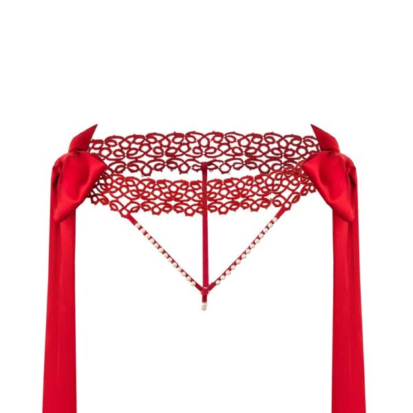 Erotischer offener Slip in Rot von der Marke BoundUp. Der Bund des offenen Slips ist aus roter Spitze und auf jeder Seite befinden sich rote Bänder, die um die Taille gebunden werden. Die Rückseite des Höschens ist ein String. Auf der Vorderseite ist der Slip offen und es gibt zwei schmale Bänder, die wie ein V verlaufen, mit weißen Perlen darauf.