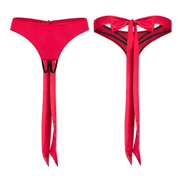 Culotte fesses nues Lady in Red de la marque BoundUp. La culotte est entièrement rouge avec de fines bandes noires parallèles qui passent vers la partie basse de la culotte et s’arrêtent au niveau des fesses. Derrière la culotte, il y a un noeud rouge dont les bandes sont longues et dépassent le niveau des fesses.