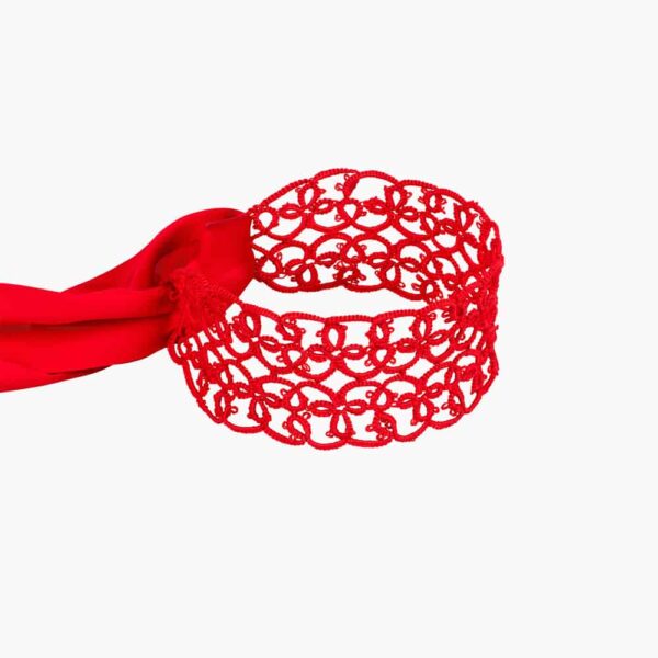 Chocker rouge BOUNDUP QUEEN chez Brigade mondaine. Le chocker est en dentelle fine avec un long voile en soie qui arrive au nombril