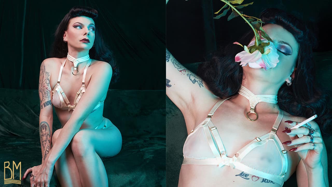 Photo de Julie Von Trash réalisée par le Studio Volua Paris. Elle est couchée, la photo est prise du dessus. Elle tient une rose qu’elle est en train de sentir et a les yeux fermés. Elle pose avec un soutien et un choker couleur crème de la marque Bordelle. Photo de Julie Von Trash réalisée par le Studio Volua Paris. Elle porte un ensemble Cabaret et un choker couleur crème de la marque Bordelle. Elle porte également un gilet marron qui semble être en velours. Elle est assise dans un fauteuil qui semble être dans une matière semblable au velours. L’atmosphère correspond à celle d’Halloween.