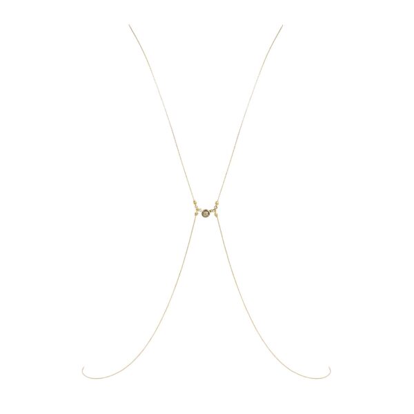 Scintilla bust jewelry from the collection Deviant Spirits of the brand Fungi Elica D Oro. This jewelry is attached to the middle of the back, two chains join at the neck to link the necklace of the jewelry decorated with white beads. This same necklace is redistributed in two chains placed on the hips and going up to the attachment in the back. The set is made from 24 karat gold plated.
