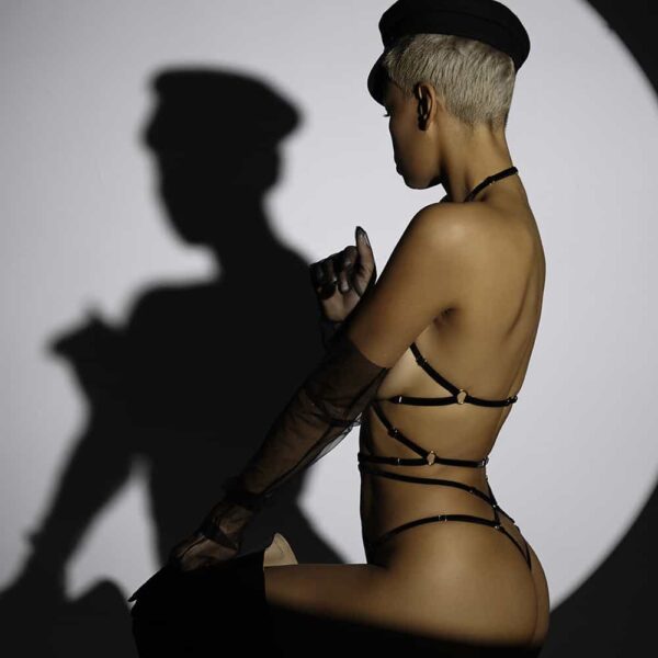 Der schwarze Gia-Playsuit wurde von der japanischen Bondage-Kunst inspiriert und ähnelt einigen klassischen Shibari-Modellen. Einheitsgröße XXS bis L dank verstellbarer Elemente.