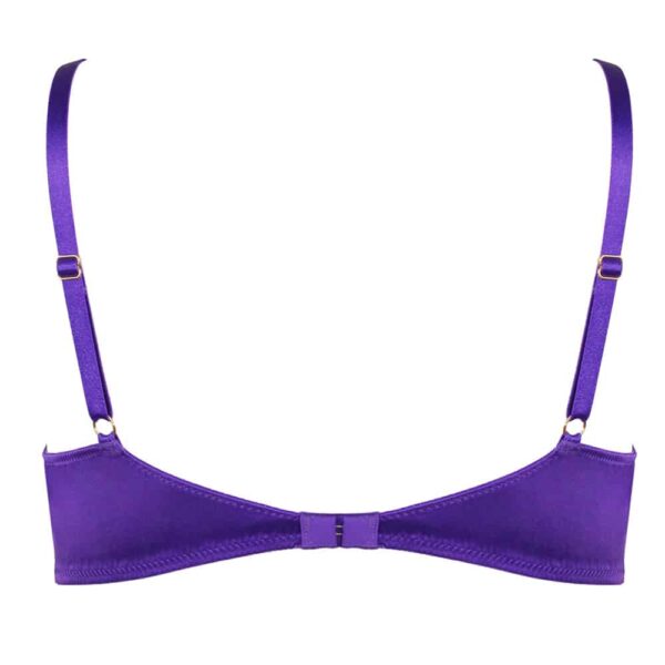 Soutien Gorge ouvert en soie violet de la marque Kaimin. Le soutien gorge ne contient qu’une coque couvrant le bas du sein. Un anneau placé entre les seins permet de tenir deux élastiques placé sur le sein jusqu’au épaules. A l’arrière le soutien gorge est simple et s’agraphe