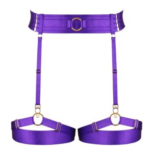 Strapsgürtel Electra Violett von der Marke Kaimin. Diese Strapsgürtel haben eine einfache Form und zeichnen sich durch ihre ausgefallene violette Farbe aus. Der Gürtel besteht aus einem breiten Gummiband auf der Vorderseite mit einem Mittelring und auf den Hüften entwickeln sich vier kleine Gummibänder, die nacheinander auf der Rückseite mit kleinen goldenen Haken eingehakt werden. Die Strumpfbänder bestehen aus doppelten, überkreuzten Gummibändern auf der Vorderseite und weiteren kleinen Gummibändern.