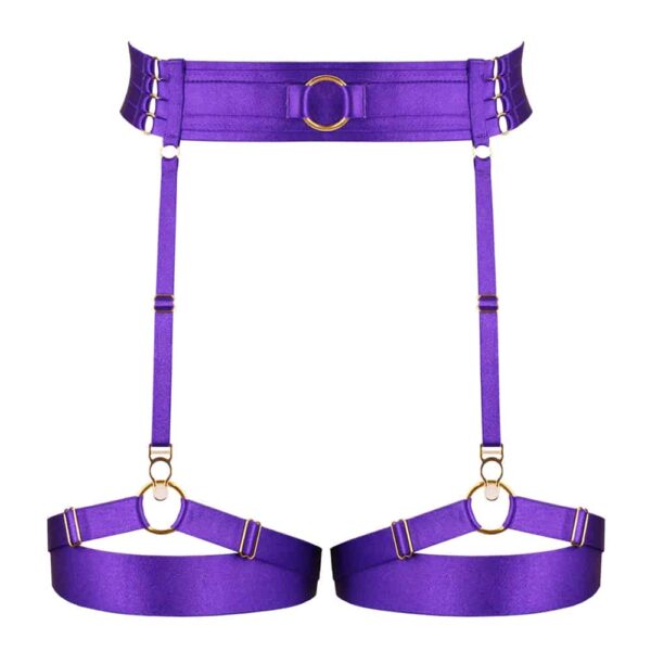 Cinturón de tirantes Electra Violet de Kaimin. Estos tirantes tienen una forma sencilla y destacan por su excéntrico color morado. La cintura consta de una banda elástica ancha en la parte delantera con una anilla central y en las caderas hay cuatro pequeñas bandas elásticas que se sujetan una a una a la espalda con pequeños ganchos dorados. Los ligueros están formados por elásticos dobles cruzados en la parte delantera y otros pequeños elásticos en la parte trasera.