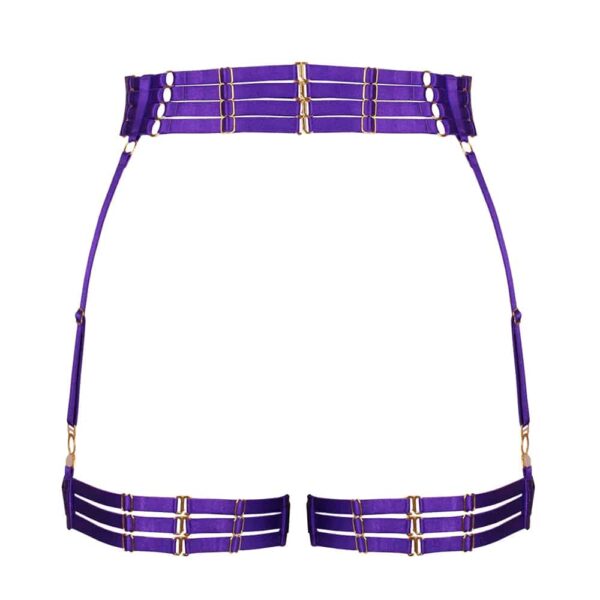 Suspender belt Electra Violet of the brand Kaimin. These suspender belts have a simple shape and are distinguished by their eccentric purple color. The belt is composed of a wide elastic on the front with a central ring and on the hips are developed four small elastics that hang one by one on the back by small golden hooks. The garters are placed in double crossed elastics on the front and other small elastics.