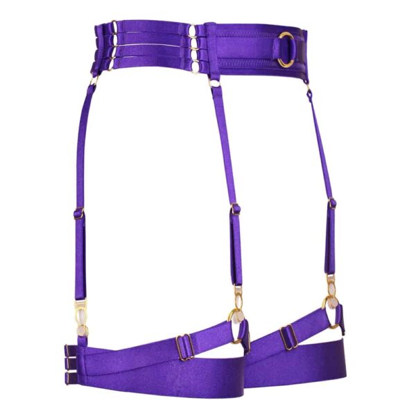 Suspender belt Electra Violet of the brand Kaimin. These suspender belts have a simple shape and are distinguished by their eccentric purple color. The belt is composed of a wide elastic on the front with a central ring and on the hips are developed four small elastics that hang one by one on the back by small golden hooks. The garters are placed in double crossed elastics on the front and other small elastics.