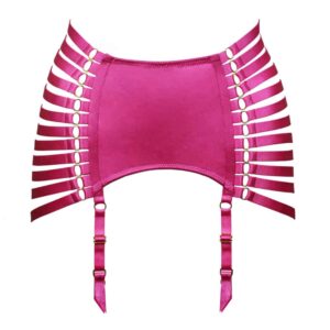 Jupe porte jarretelles Matrix de la marque Kaimin. Le produit est une jupe avec une pièce large sur le devant qui enveloppe la partie ventrale. Sur les hanches de fins élastiques sont disposés et se rejoignent à l’arrière par deux rangées d’anneaux. L’ensemble est de couleur rose corsé et chaque élastique est réglable.