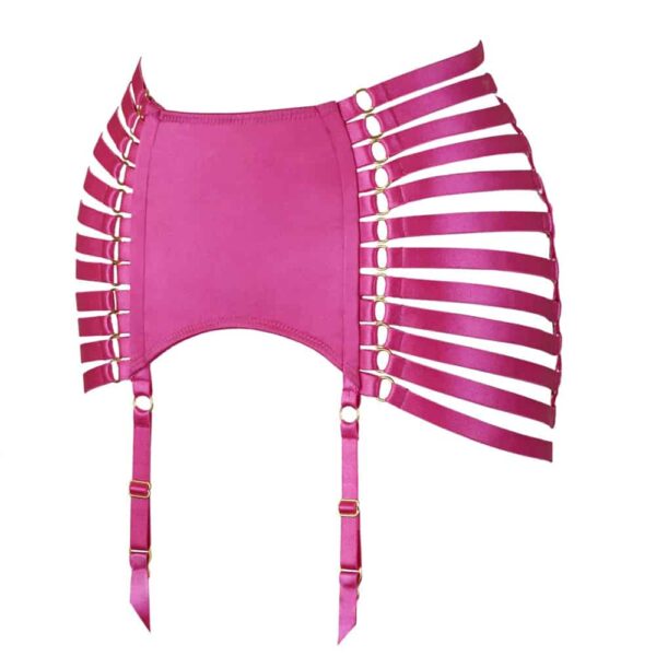Jupe porte jarretelles Matrix de la marque Kaimin. Le produit est une jupe avec une pièce large sur le devant qui enveloppe la partie ventrale. Sur les hanches de fins élastiques sont disposés et se rejoignent à l’arrière par deux rangées d’anneaux. L’ensemble est de couleur rose corsé et chaque élastique est réglable.