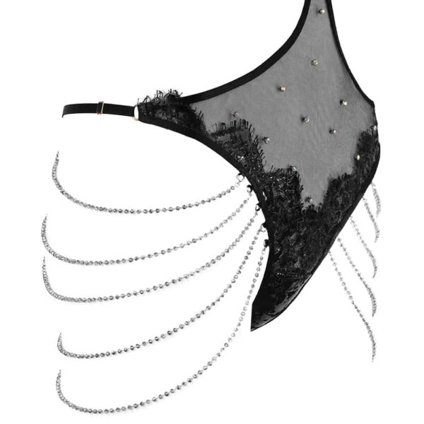 Body negro Galaxy de Kaimin. El body tiene forma de cintura alta y cuenta con un arnés que se sujeta como una gargantilla. Las cadenas de cristal se conectan desde las caderas hasta la parte superior de las nalgas. El conjunto está decorado con encaje negro.