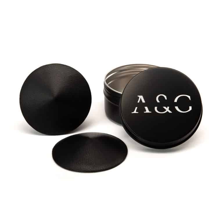 Nippelhüllen der Marke ASCHE & GOLd aus schwarzem Leder bei brigade mondaine. In Kegelform