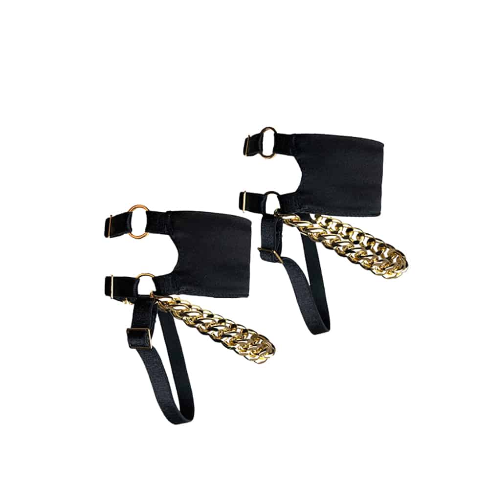 Cadena de tobillo de ELF ZHOU en negro, este accesorio de raso y oro de 24 quilates es un complemento perfecto para añadir sensualidad a tu conjunto.