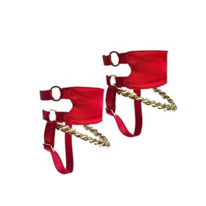 Rote Fußkette der Marke ELF ZHOU. Dieses Accessoire aus Satin und 24-karätigem Gold ist perfekt, um ihrem Outfit mehr Sinnlichkeit zu verleihen.