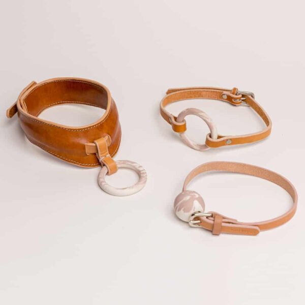 Collier OYA orange anneau Marbre au centre du collier fait en porcelaine rose et blanc de adele brydges chez brigade mondaine.