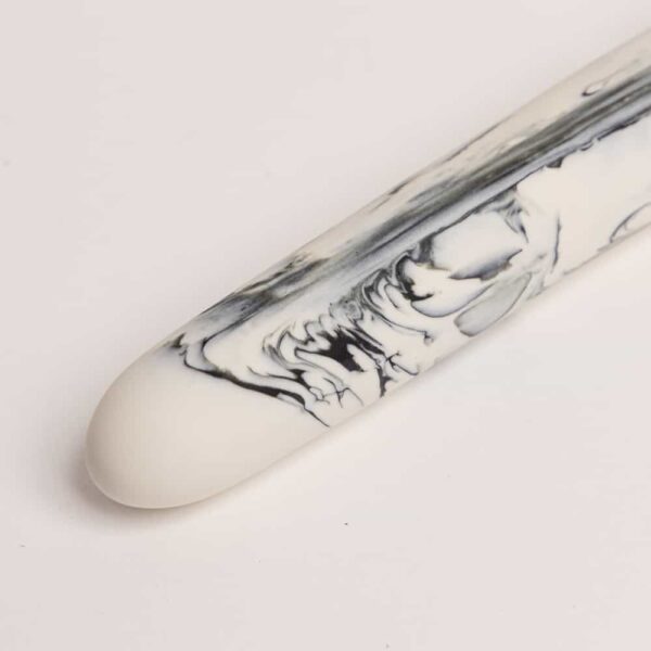 Plug long of 20 CM round shape marble effect of black and white color.