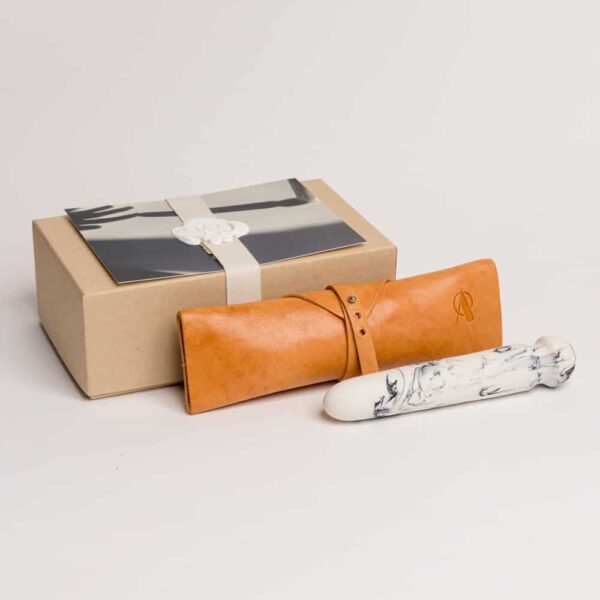 Packaging en coton avec une carte -, un tissu entier la boite avec un étui en cuir orangé .Plug long de 20 CM forme ronde effet marbre de couleur noir et blanche.