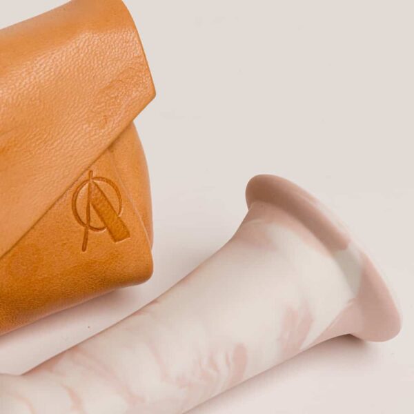 Оранжевый кожаный мешочек с логотипом бренда. Плоская форма на длинном полуовальном кончике.