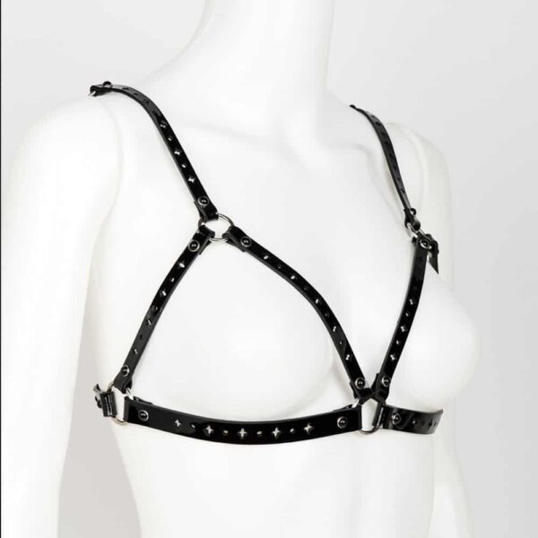 The black Nero cage bra is entirely handmade in Berlin in the workshops of the brand; You will never go unnoticed with this piece of patent leather encrusted with black beads! Wear this bra alone under your blouse, dress or next to your skin. Baroque-inspired laser cutouts add a touch of glamour to the ensemble. The satin elastic back and hook allow for a perfect fit. One size fits all, from 34 to 42 (fr) Double cap rivets trimmed with black pearl silver Adjustable double-sided black satin elastic straps Adjustable stretch back hook closure FRÄULEIN KINK creations come in pretty gift bags and have an engraved onyx heart to prove their authenticity.