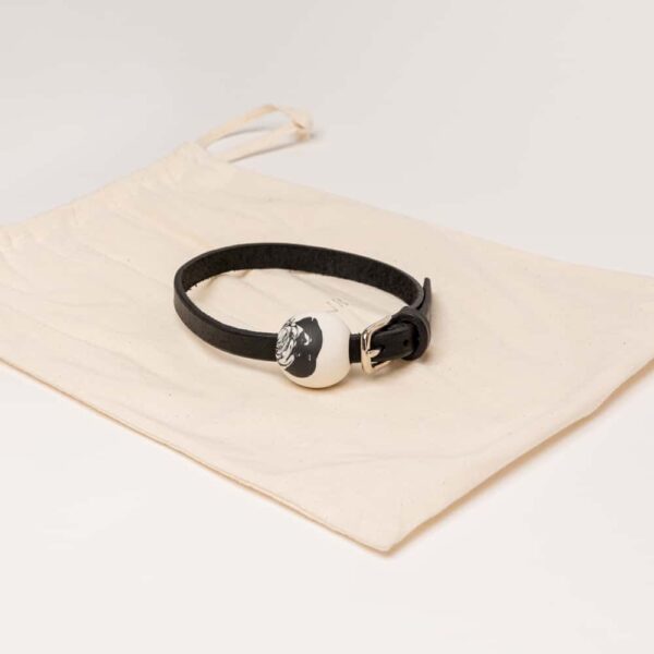 Collier OYA noir mini balle au centre du collier fait en porcelaine noir et blanc de adules brydges chez brigade mondaine.