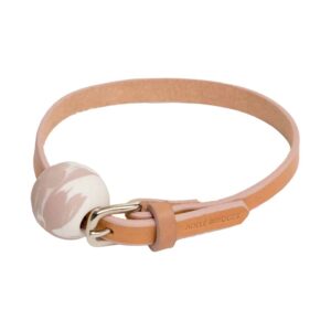 OYA orangefarbene Halskette Mini-Ball in der Mitte der Halskette aus rosa und weißem Porzellan von adules brydges bei brigade mondaine gemacht.