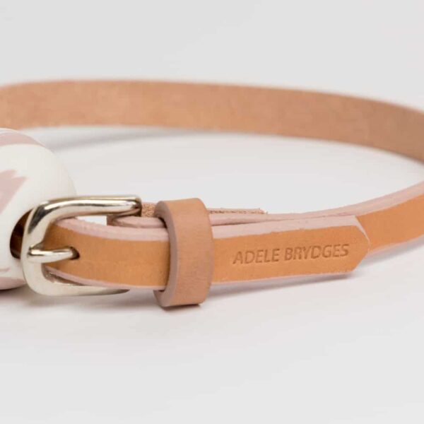 Collier OYA orangé mini balle au centre du collier fait en porcelaine rose et blanc de adules brydges chez brigade mondaine.