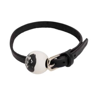 Collier OYA noir mini ball au centre du collier fait en porcelaine noir et blanc de chez adele brydges chez brigade mondaine.