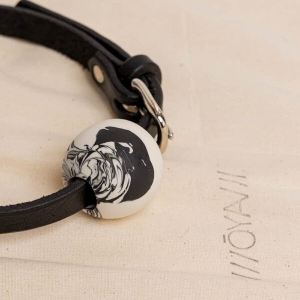 Collier OYA noir mini balle au centre du collier fait en porcelaine noir et blanc de chez adele brydges chez brigade mondaine.