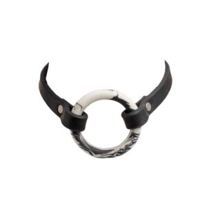 Collier OYA noir anneau Marbre au centre du collier fait en porcelaine noir et blanc de chez adele brydges chez brigade mondaine.