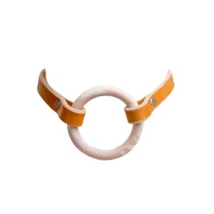 Halskette OYA orange Marmorring in der Mitte der Halskette gemacht in rosa und weißem Porzellan von adele brydges bei brigade mondaine.