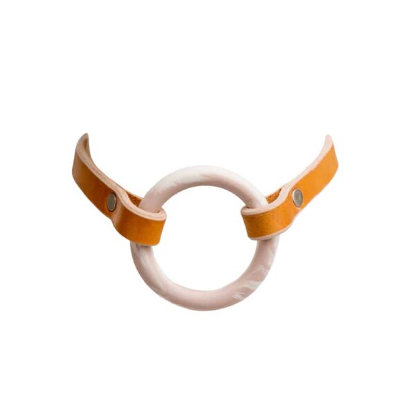 Collar OYA anillo naranja Mármol en el centro del collar realizado en porcelana rosa y blanca por adele brydges en brigade mondaine.