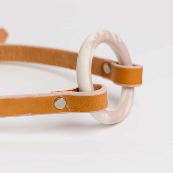 Collier OYA orange anneau Marbre au centre du collier fait en porcelaine rose et blanc d' adele brydges chez brigade mondaine.