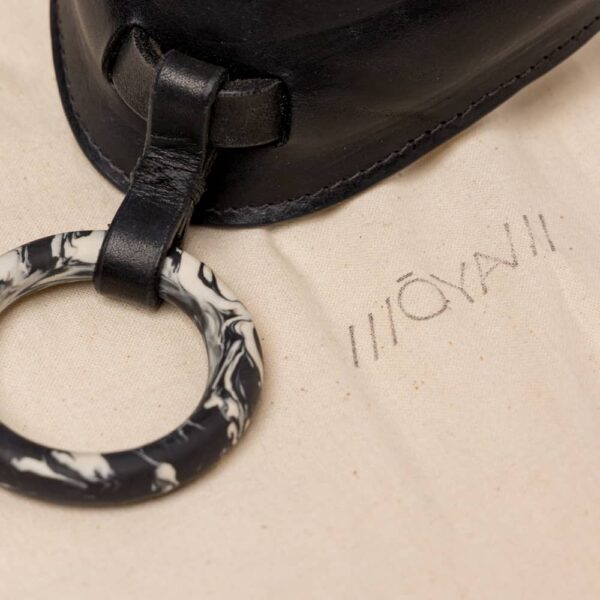 Collar gargantilla de cuero negro de Adele Brydges con anillo central de mármol blanco y negro en brigade mondaine