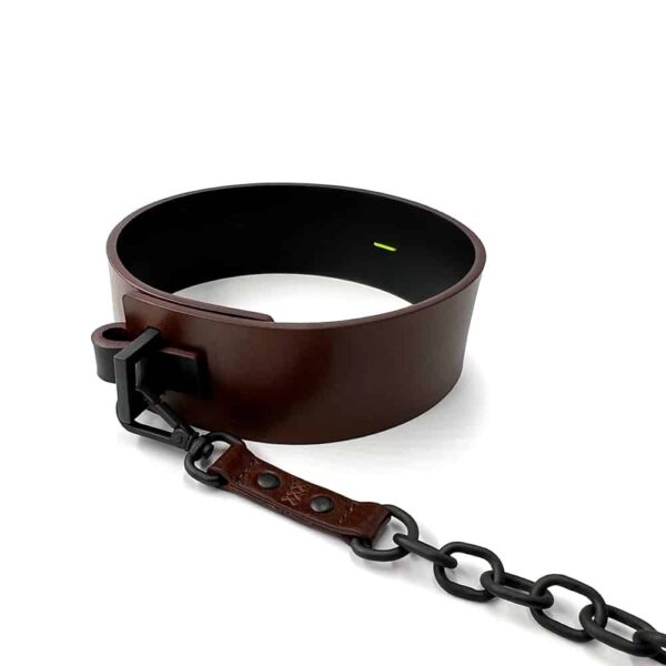 Brown wide leash collar from SPKND at Brigade Mondaine.