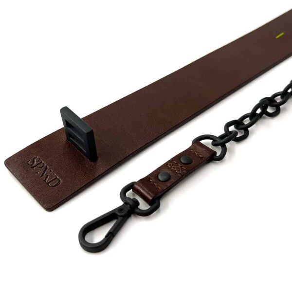 Collier large laisse de couleur marron, de SPKND chez Brigade Mondaine.