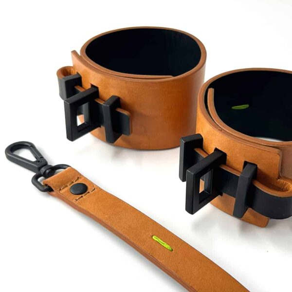 Mixed handcuffs of the brand SPNKD color honey with black finishes