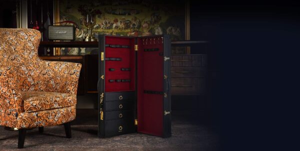 Handgefertigter Koffer mit Bondage- und BDSM-Zubehör aus rotem Samt und schwarzem Leder, inklusive Schubladen und Sicherheitsschloss mit UPKO-Code bei Brigade Mondaine