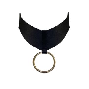 Bondage-Halskette aus der Kora-Kollektion von Bordelle. Diese Halskette ist von schwarzer Farbe. Sie besteht aus einem breiten Gummiband, in dessen Mitte sich ein 24-karätiger vergoldeter Anhängerring befindet. Der Ring wird durch ein dünneres Gummiband gehalten, das neben dem breiten Gummiband liegt.