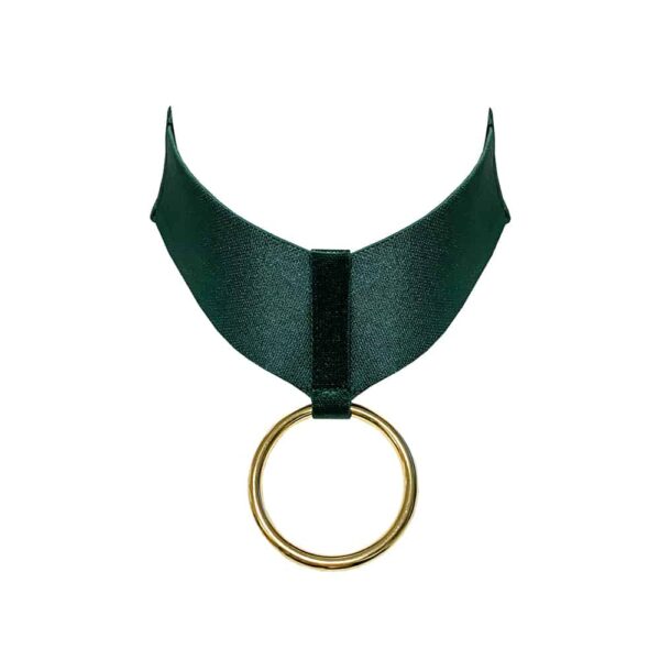 Bondage-Halskette aus der Kora-Kollektion von Bordelle. Diese Kette ist in der Farbe Eden Green gehalten. Sie besteht aus einem breiten Gummiband mit einem 24 Karat vergoldeten Anhängerring in der Mitte. Der Ring wird durch ein dünneres Gummiband gehalten, das neben dem breiten Gummiband liegt.