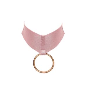 Collier bondage de la collection Kora de chez Bordelle. Ce collier est de couleur rose. Il est composé d’une large bande élastique avec en son centre un anneau pendentif en plaqué or 24 carats. L’anneau est maintenu grâce à un élastique plus fin juxtaposé à l’élastique large.