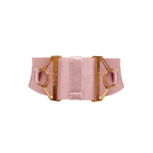 Collar de la colección Kora de Bordelle. Este collar es de color rosa y se sujeta al cuello con un lazo. Es ajustable y tiene dos joyas con el logotipo Bordelle en relieve a cada lado del collar. Los ajustes, los cierres y las joyas están chapados en oro de 24 quilates.