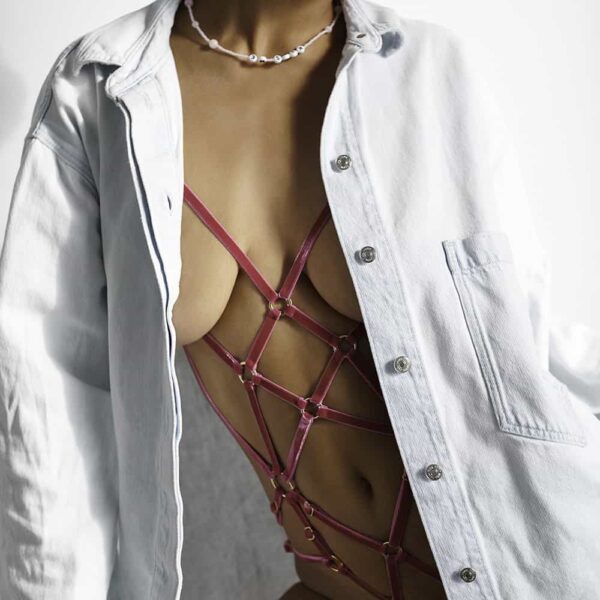 Des playsuits inspirés du bondage, plus sexy les uns que les autres, fabriqués à partir d’élastique velours et ajustables à chaque morphologie grâce à un système ingénieux de glissières en plaqué or. Jouez avec les curseur pour un ajustement parfait ! Cette pièce est disponible chez Brigade Mondaine.