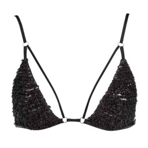 Bralette Iggy Colección Caravasar de González. Este bralette tiene forma de triángulo y es de color negro. En el extremo de las copas, a la altura del plexo solar, se colocan dos pequeños anillos de plata que sujetan dos pequeños elásticos decorativos. Las copas son de tul y los tirantes son finos. El bralette se sujeta a la espalda con un simple gancho.