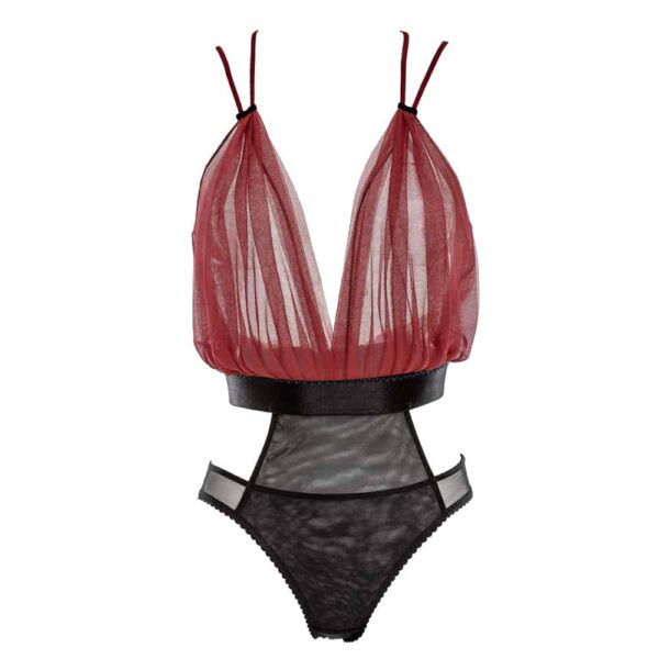 Incense Collection Caravasar Bodysuit von der Marke Gonzales Affaires. Dieser Body besteht aus zwei Farben. Zunächst Rot, das die Brust bis zur Taille bedeckt. Dieser Teil des Produkts besteht aus transparentem Tüll und ist in Form einer Drapierung gearbeitet, die die Brust bedeckt. Ein breiter schwarzer Gummibund teilt das Produkt und gibt den Blick auf den Stoff frei, der den Bauchbereich und den Intimbereich in Form eines einfachen Slips bedeckt. Ein doppelter Träger ist mit dem Bodysuit verbunden.