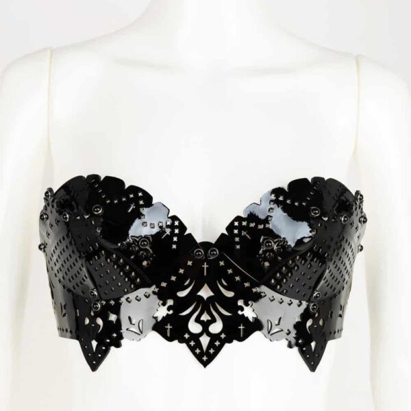 Original Nero sin bustier, Entirely handmade in Berlin, in the workshops of the brand; The Nero bra encrusted with SWAROVSKI® is designed to be seen. Its removable straps allow the piece to be worn over a dress or top or simply next to the skin. The baroque-inspired laser cut-outs will give you a glamorous touch in any situation. The satin elastics at the back and the hook allow you to adjust the piece to your body shape. Custom laser-cut patent leather bodice. Double cap rivets with black pearl silver trim Removable adjustable bra straps Adjustable stretch back hook closure